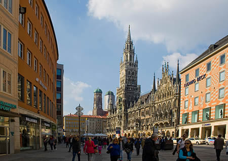Munich's lively central square, Marienplatz